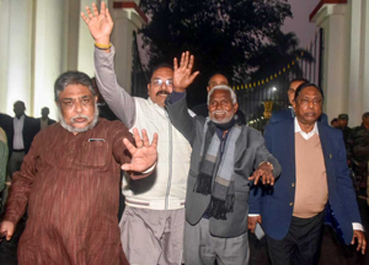 झारखंड में सरकार का संकट और सस्पेंस गहराया, राज्यपाल ने चंपई सोरेन की दावेदारी पर निर्णय शुक्रवार तक टाला